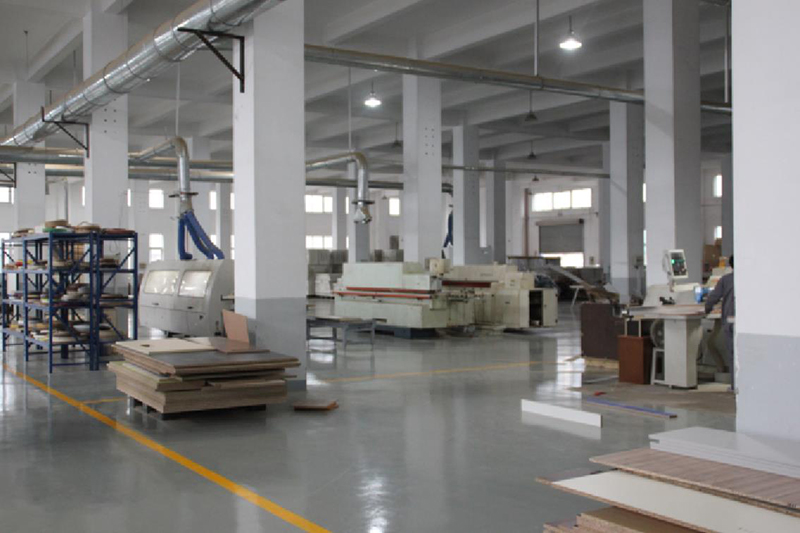 上海辦公家具廠卓越的現(xiàn)代化管理制度，認(rèn)真負(fù)責(zé)的福冠辦公家具全體員工，規(guī)范化流水作業(yè)，保障您的產(chǎn)品質(zhì)量。